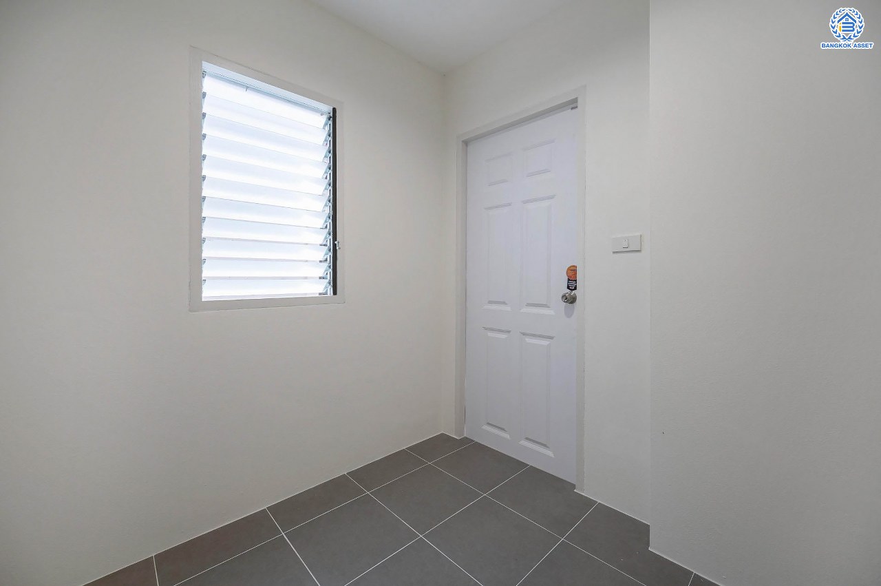 บ้านมือสองตกแต่งใหม่ โครงการ ศุภวรรณ5 บางแค ดีไซน์หรูหรา เนื้อที่กว้าง 60.6 ตร.ว. ฟังก์ชัน 3 ห้องนอน 3 ห้องน้ำ 1 ห้องแม่บ้าน 2 ที่จอดรถ ฟังก์ชันครบตอบทุกไลฟ์สไตล์ บนทำเลศักยภาพ เชื่อมต่อถนนกาญจนาภิเษก ใกล้เดอะมอลล์บางแค ใกล้รถไฟฟ้าสายสีน้ำเงิน "สถานีหลักสอง" และจุดขึ้นทางด่วน "กาญจนาภิเษก"